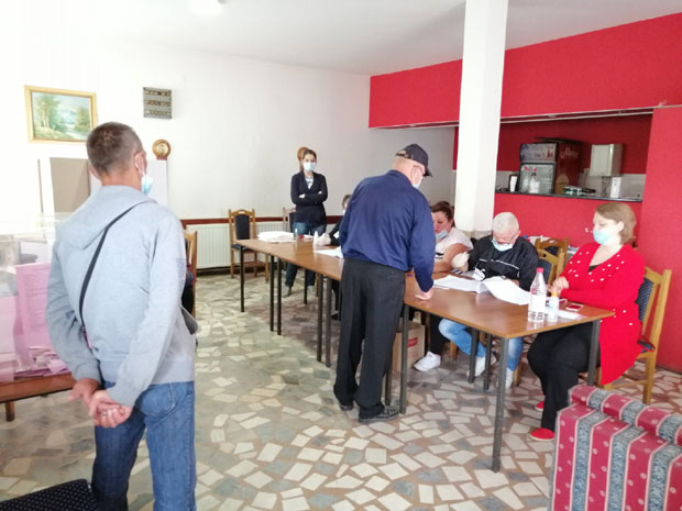 У кафани код Ђукића у Младеновцу и ове године уместо пића ГЛАСАЧКИ ЛИСТИЋИ (ФОТО)